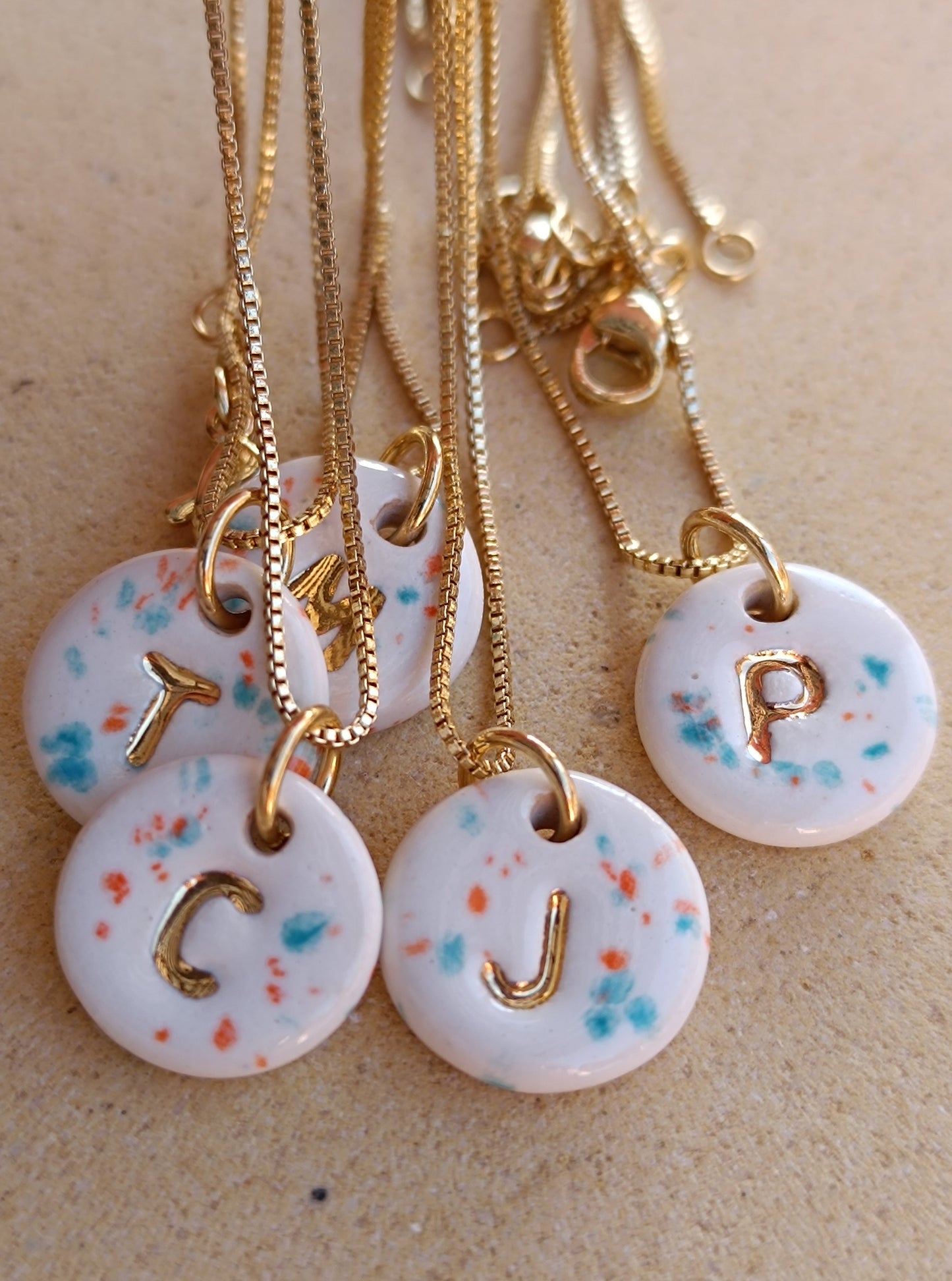 Iniciales mini con cadena - Oro