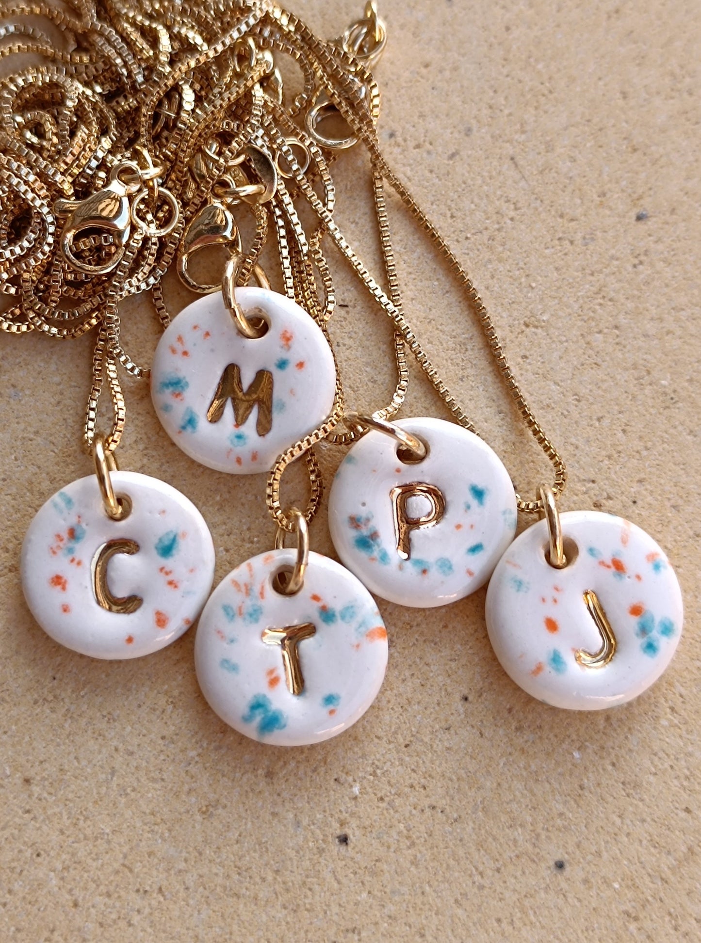 Iniciales mini con cadena - Oro