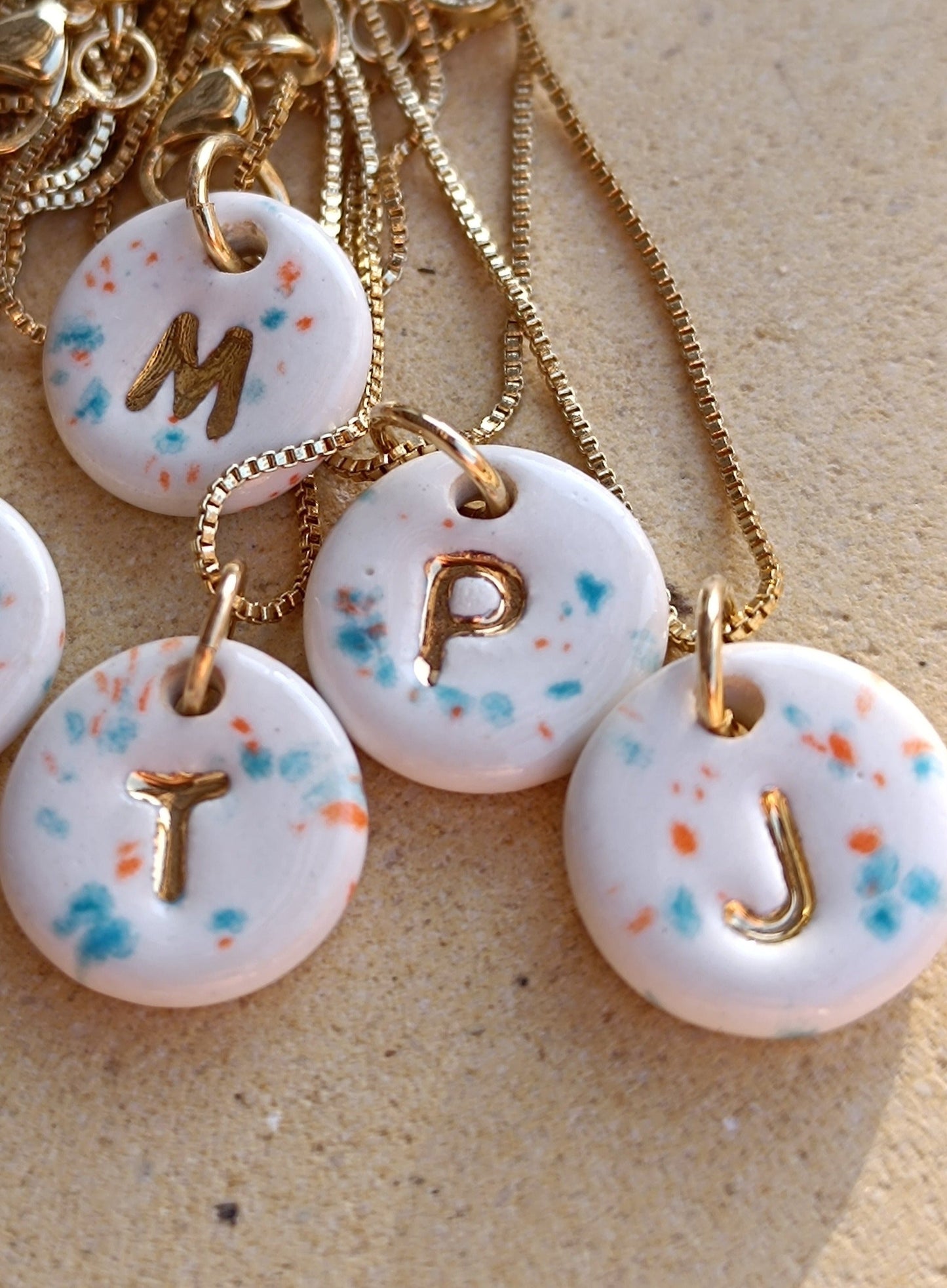 Iniciales mini con cadena - Oro