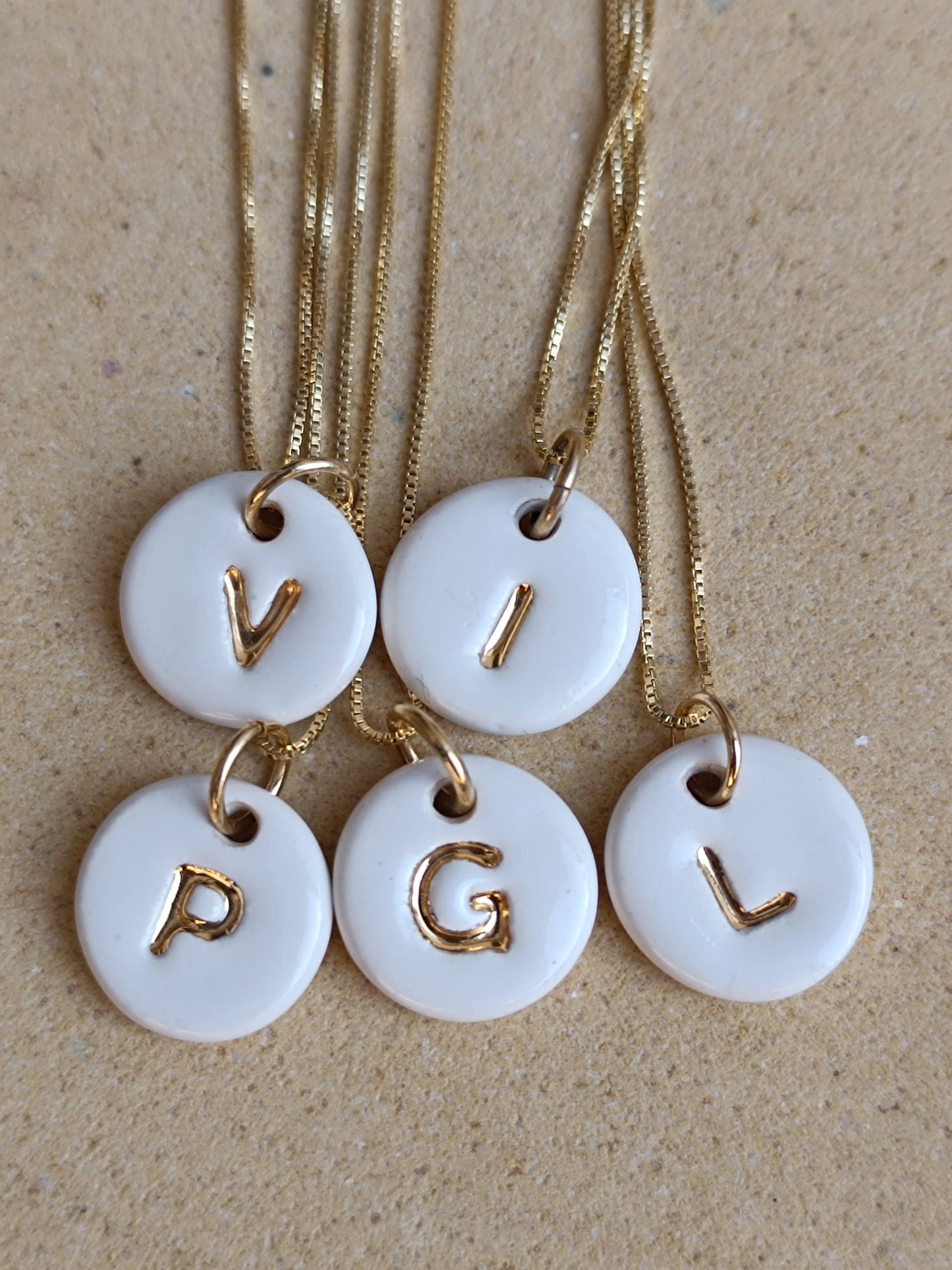 Iniciales mini con cadena - Oro