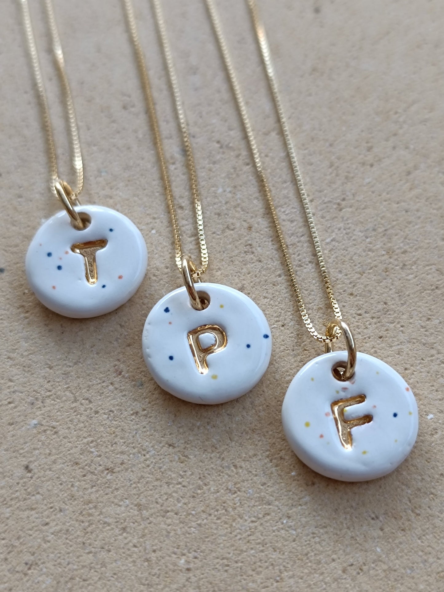 Iniciales mini con cadena - Oro