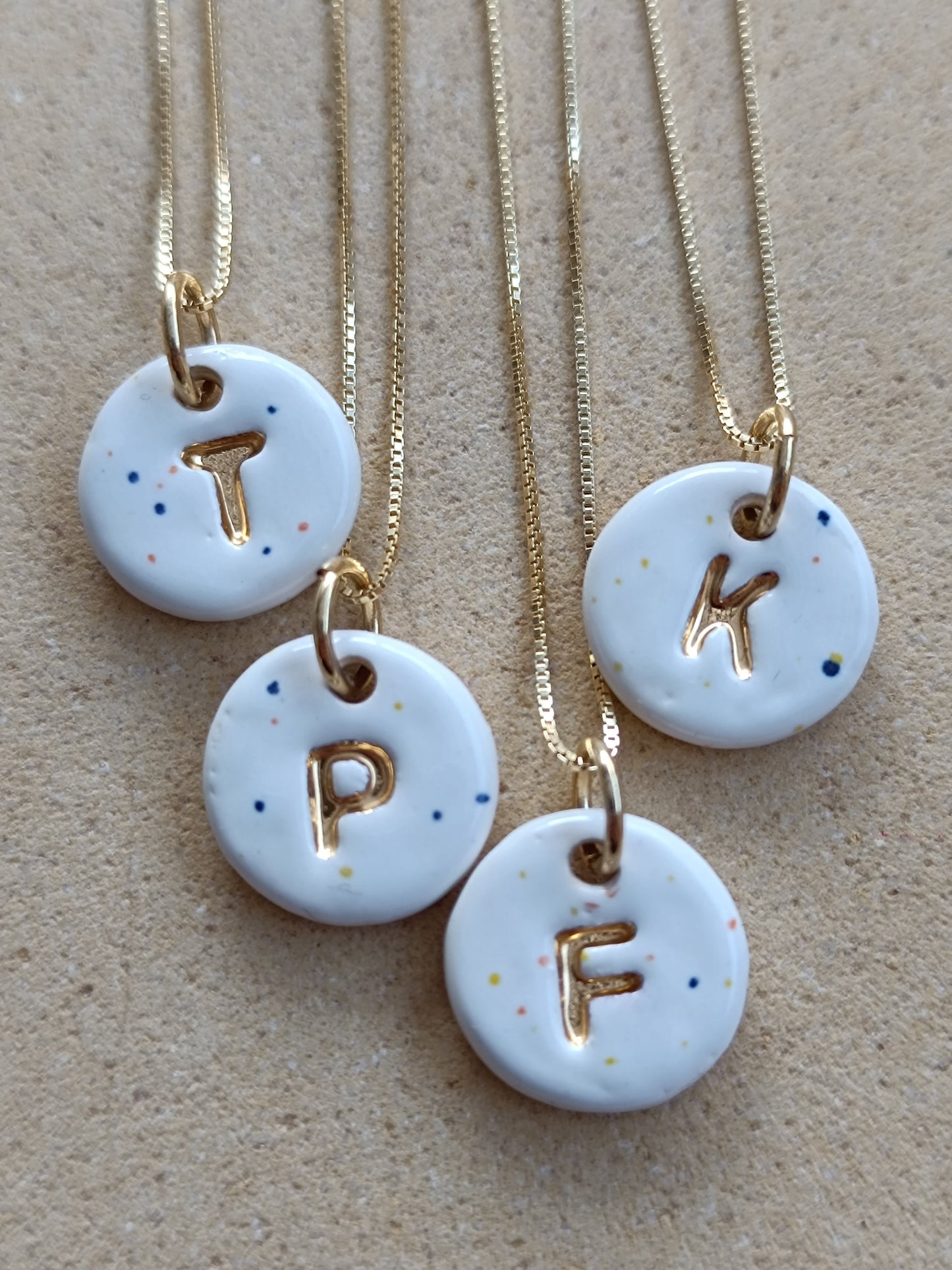 Iniciales mini con cadena - Oro