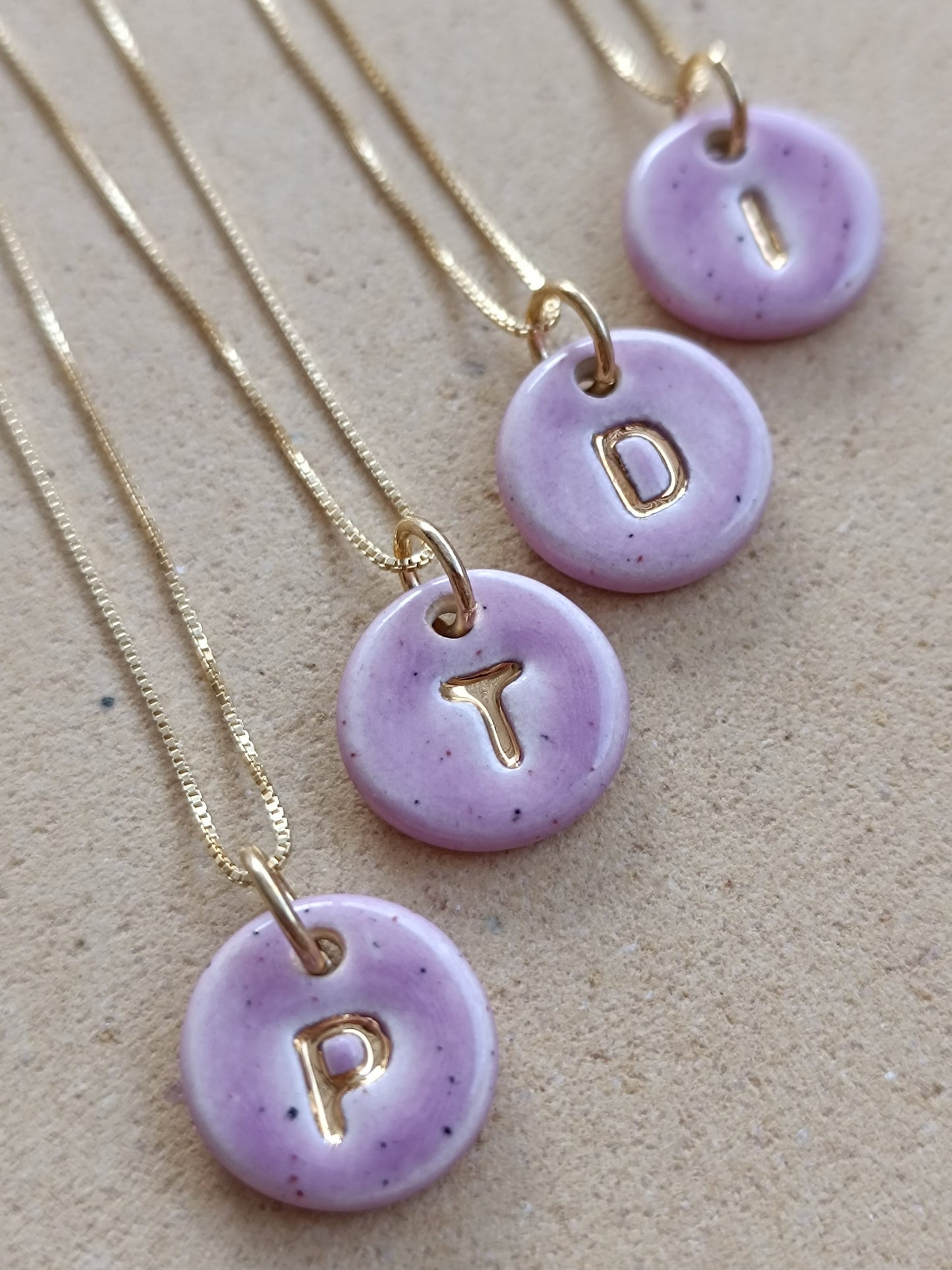 Iniciales mini con cadena - Oro