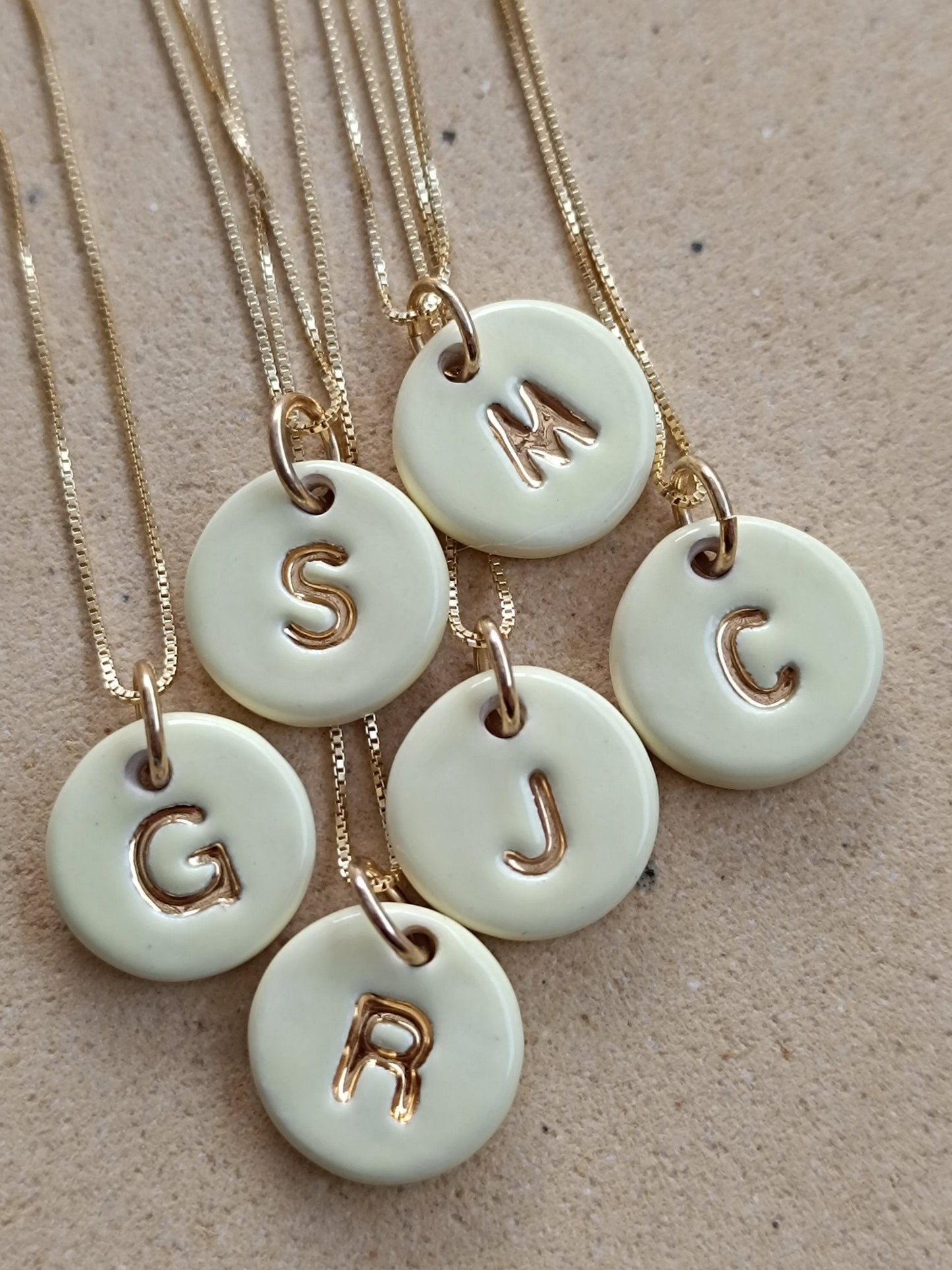 Iniciales mini con cadena - Oro