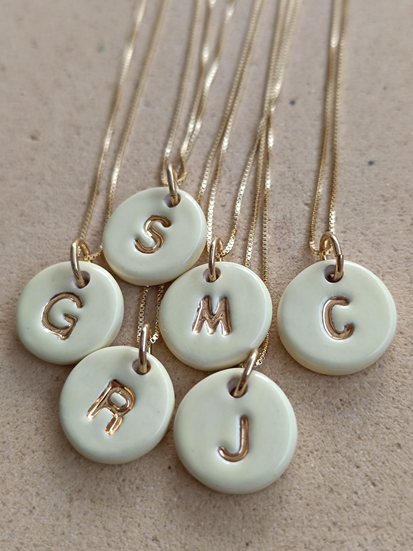 Iniciales mini con cadena - Oro
