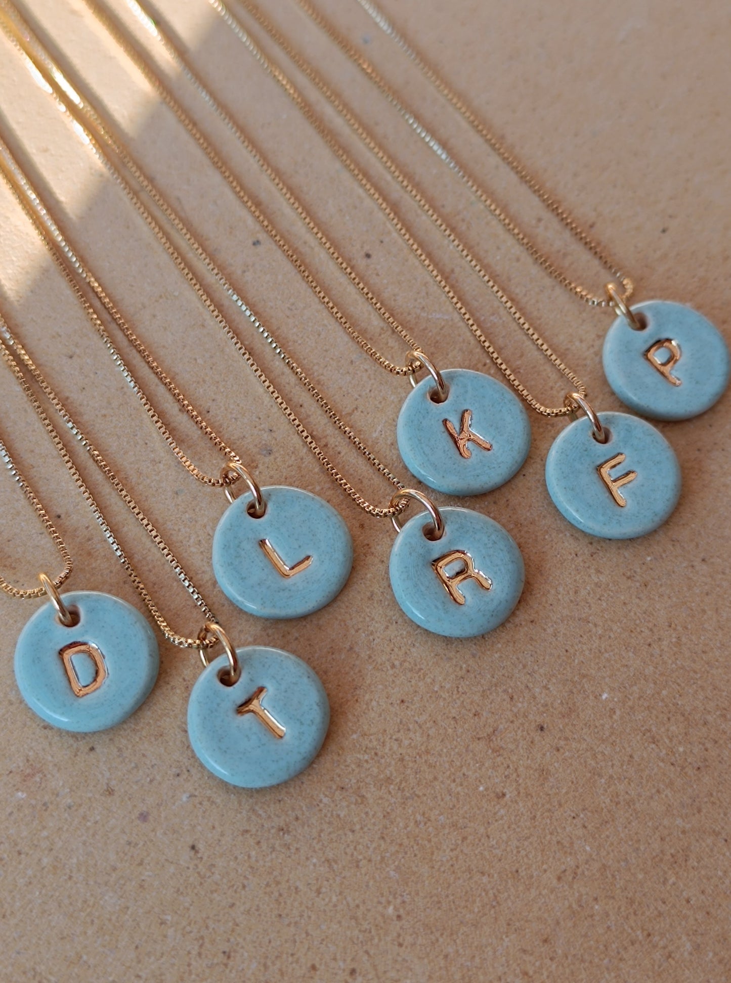 Iniciales mini con cadena - Oro