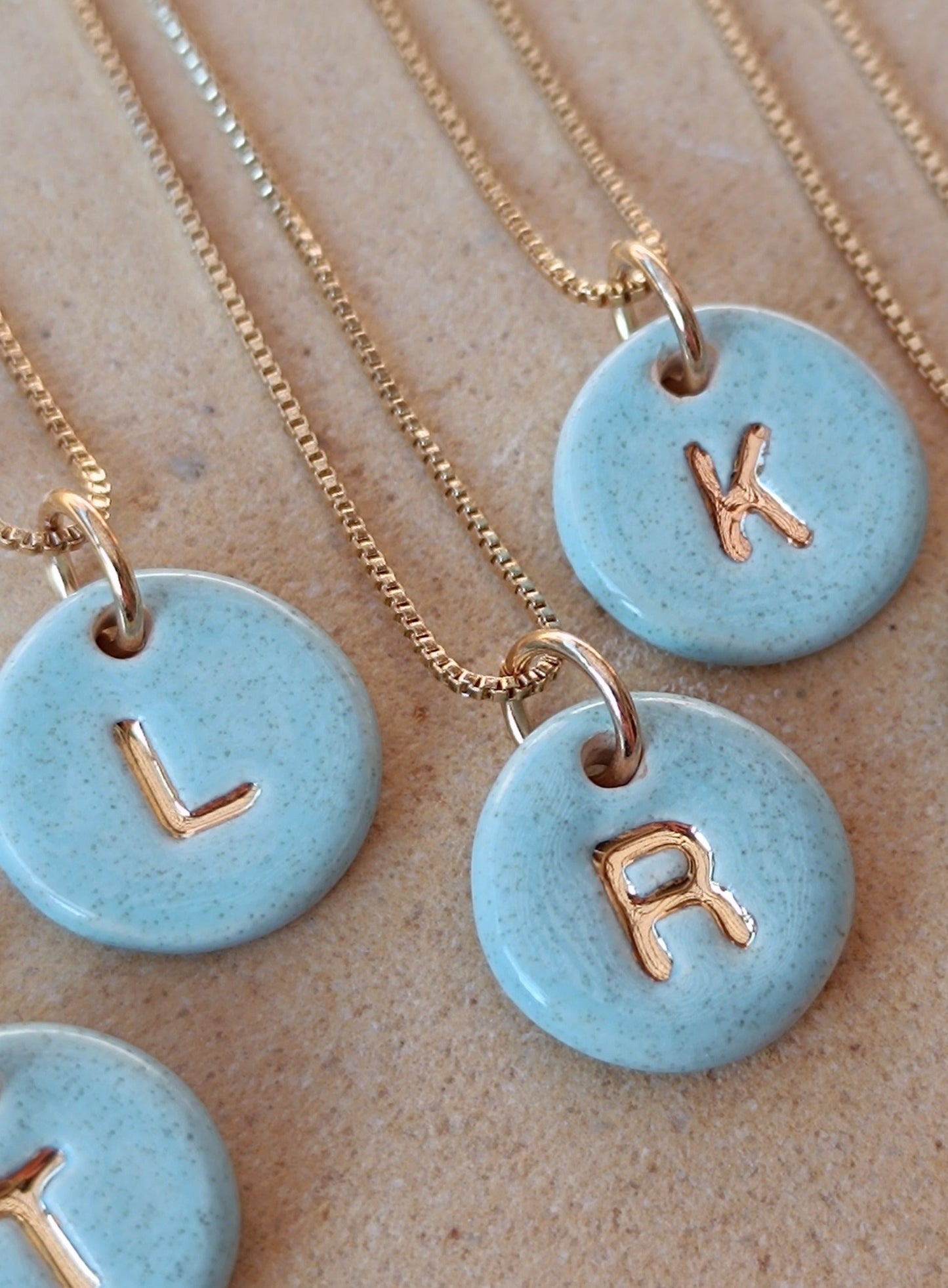 Iniciales mini con cadena - Oro