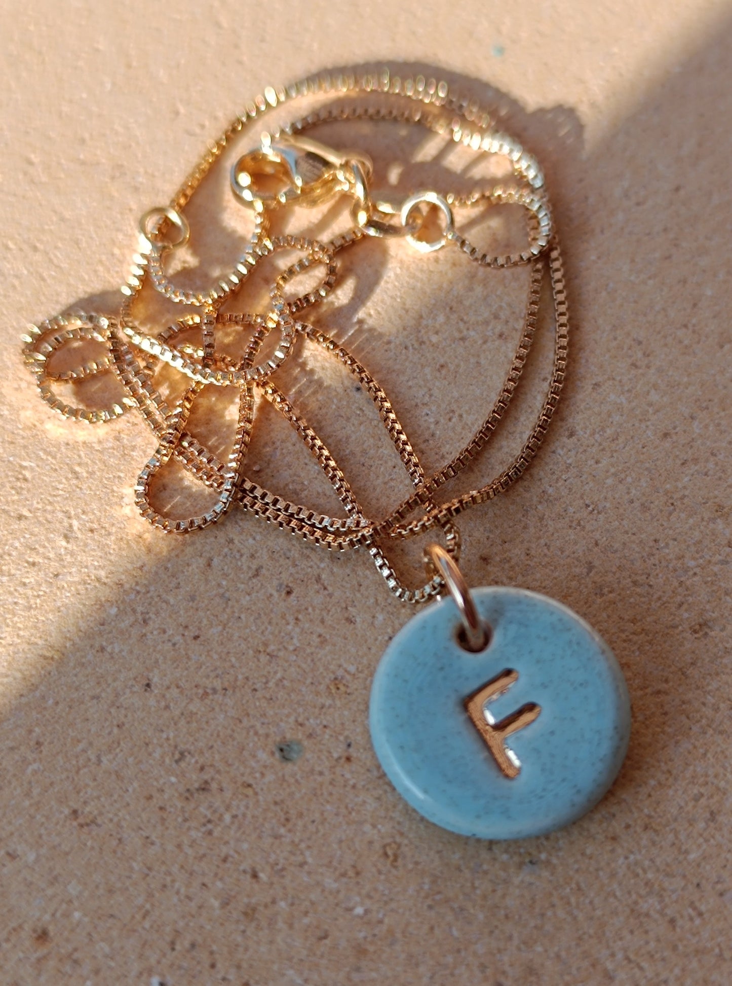 Iniciales mini con cadena - Oro