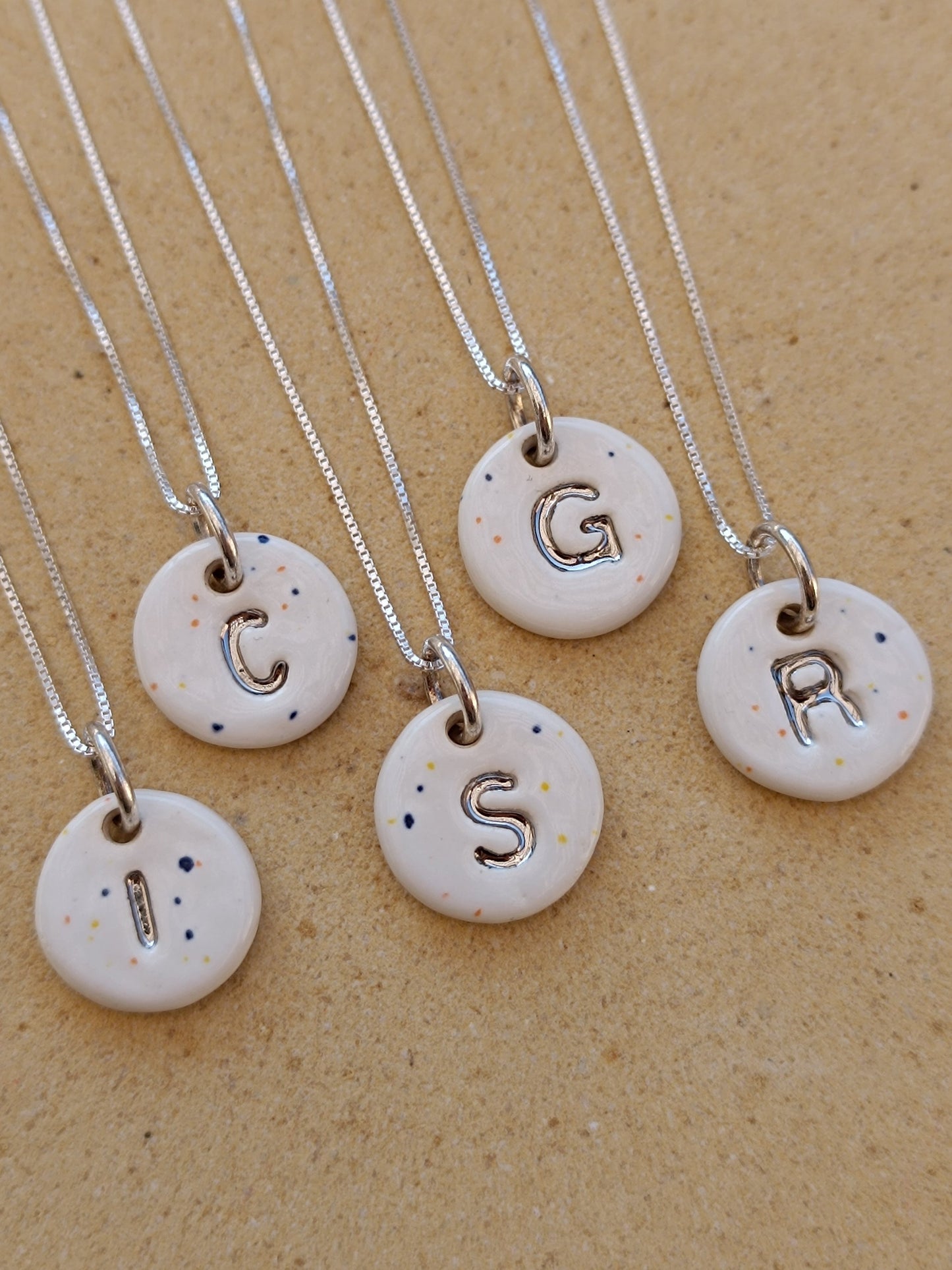 Iniciales mini con cadena - Plata