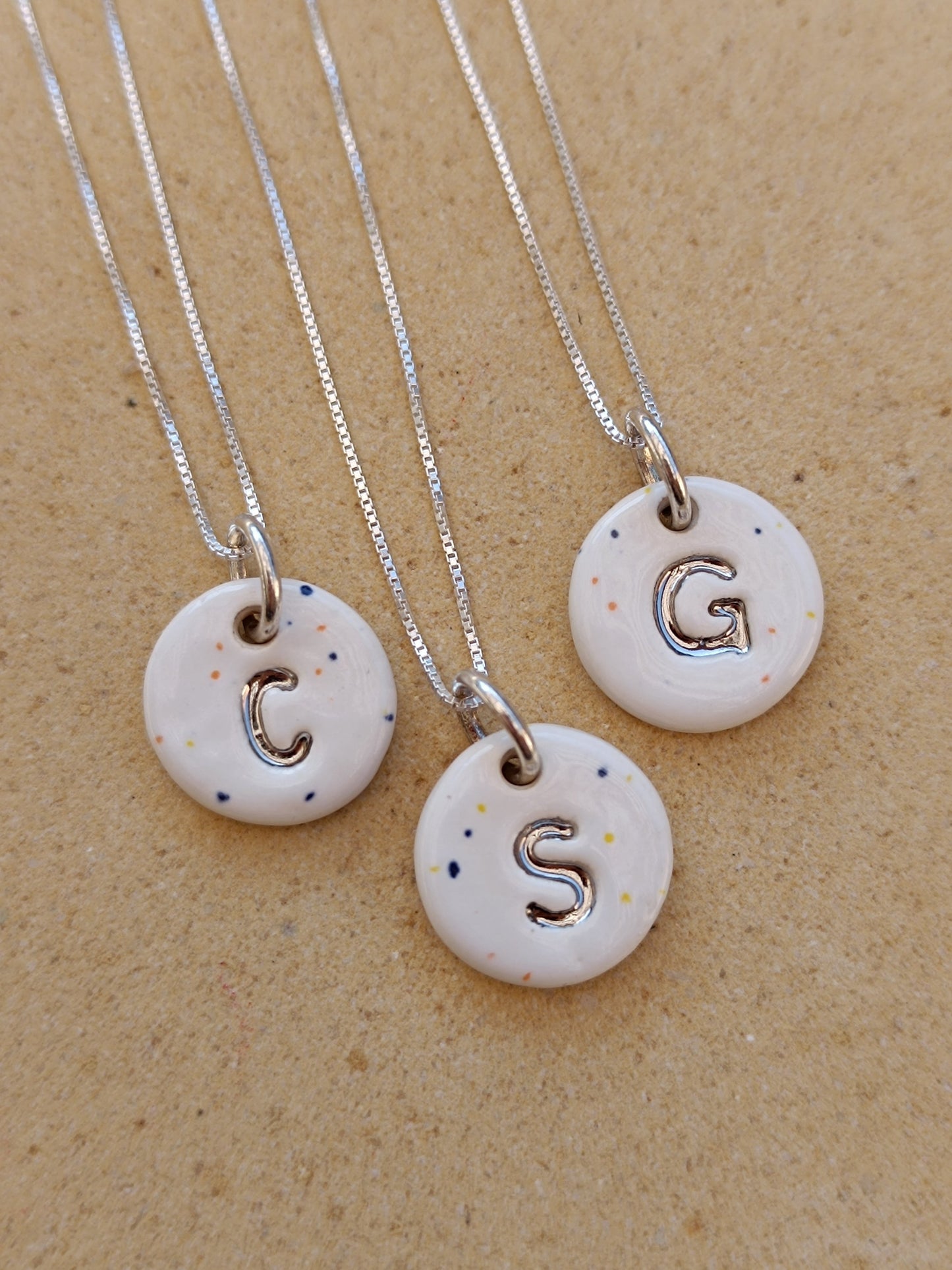 Iniciales mini con cadena - Plata