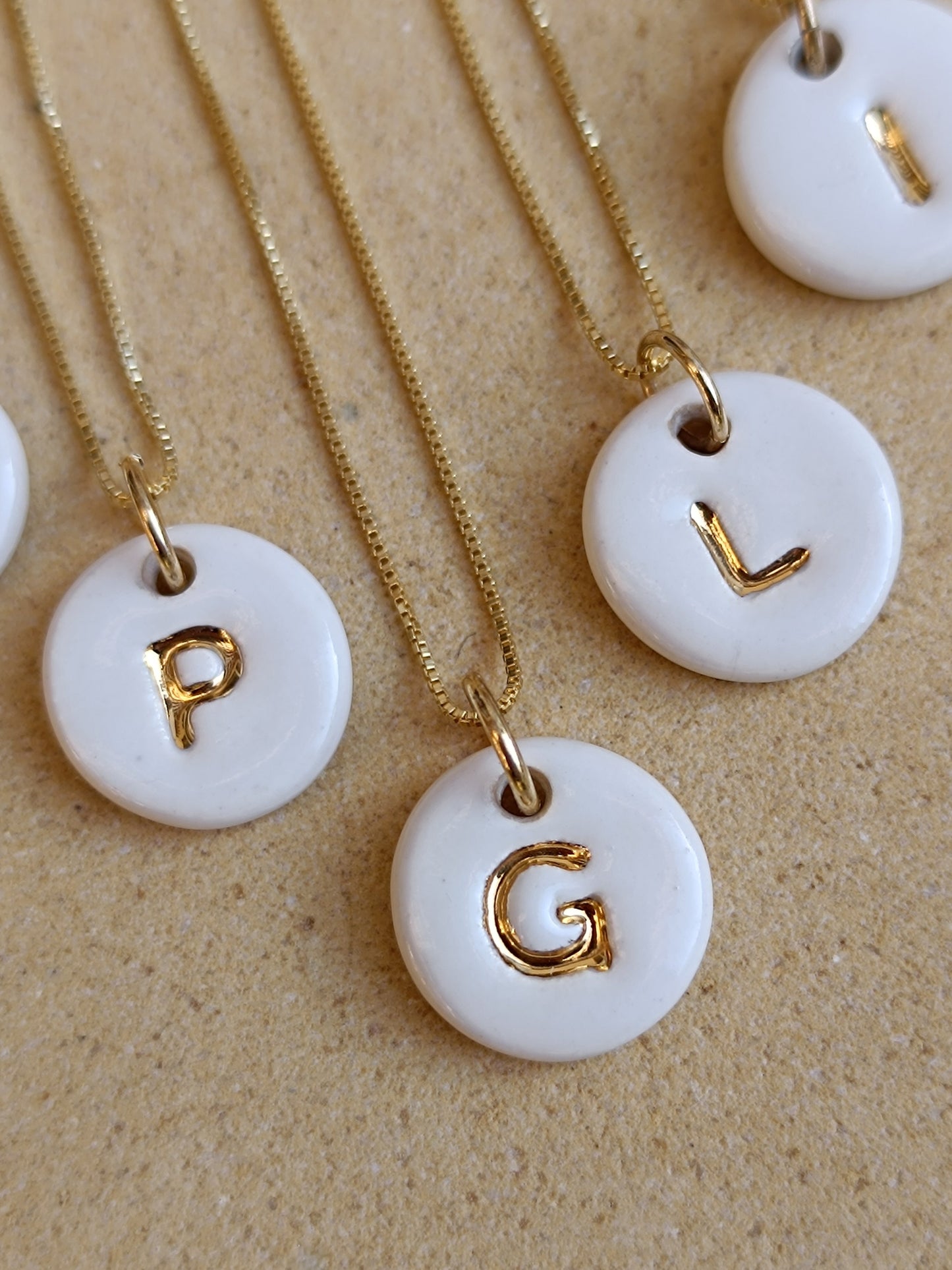 Iniciales mini con cadena - Oro