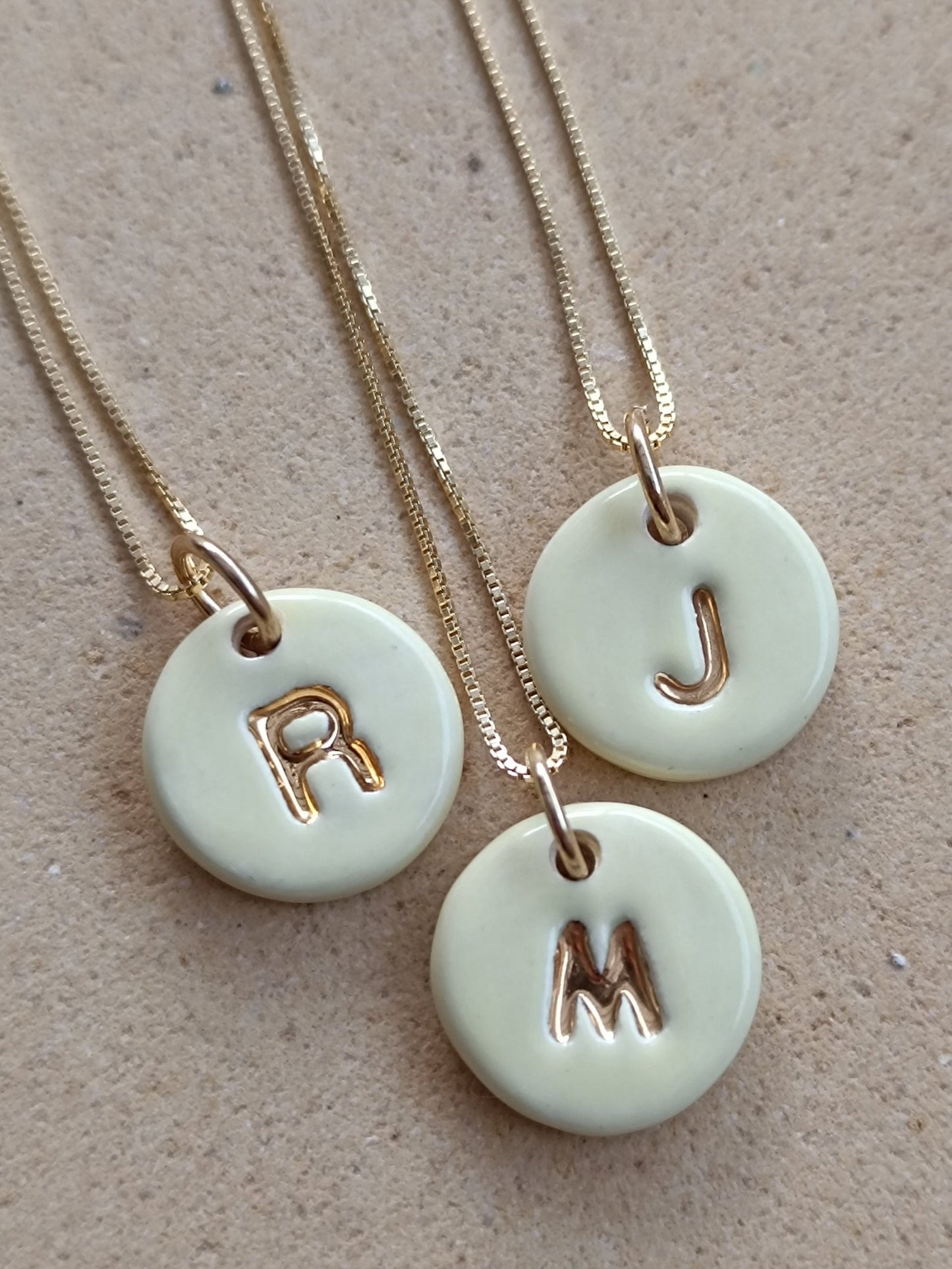 Iniciales mini con cadena - Oro