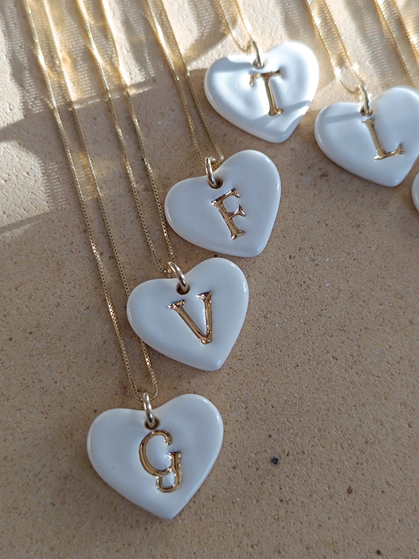 Dije corazón inicial con cadena