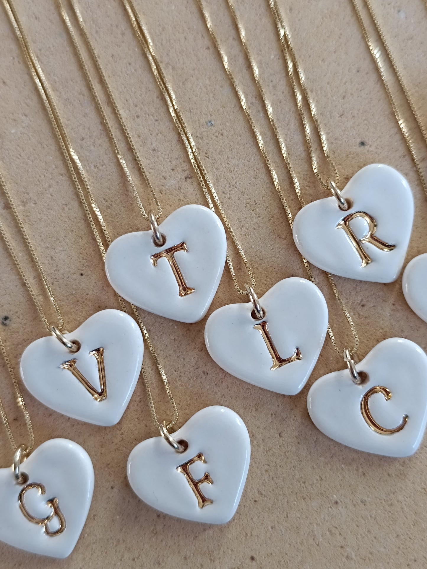 Dije corazón inicial con cadena