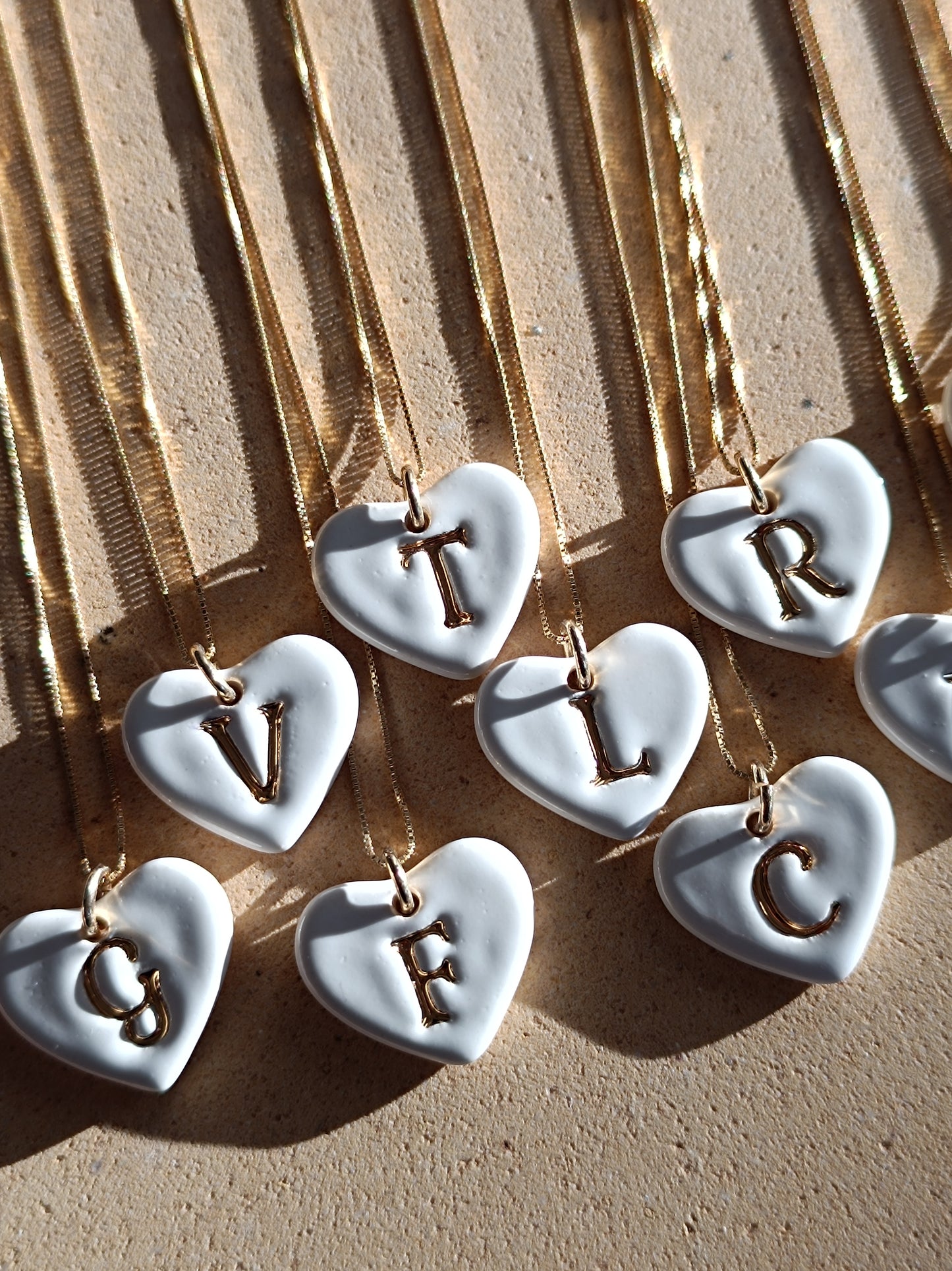 Dije corazón inicial con cadena