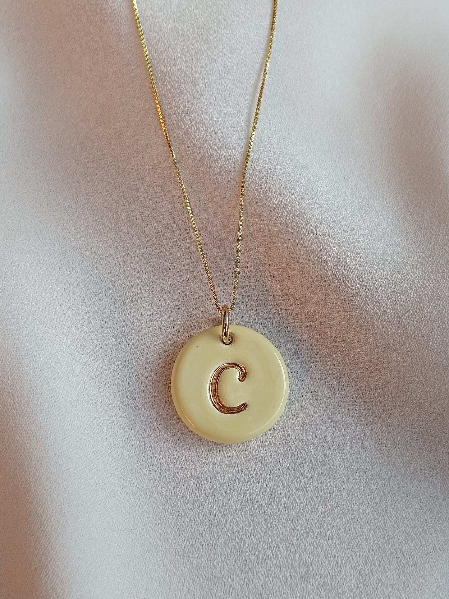 Dije inicial oro