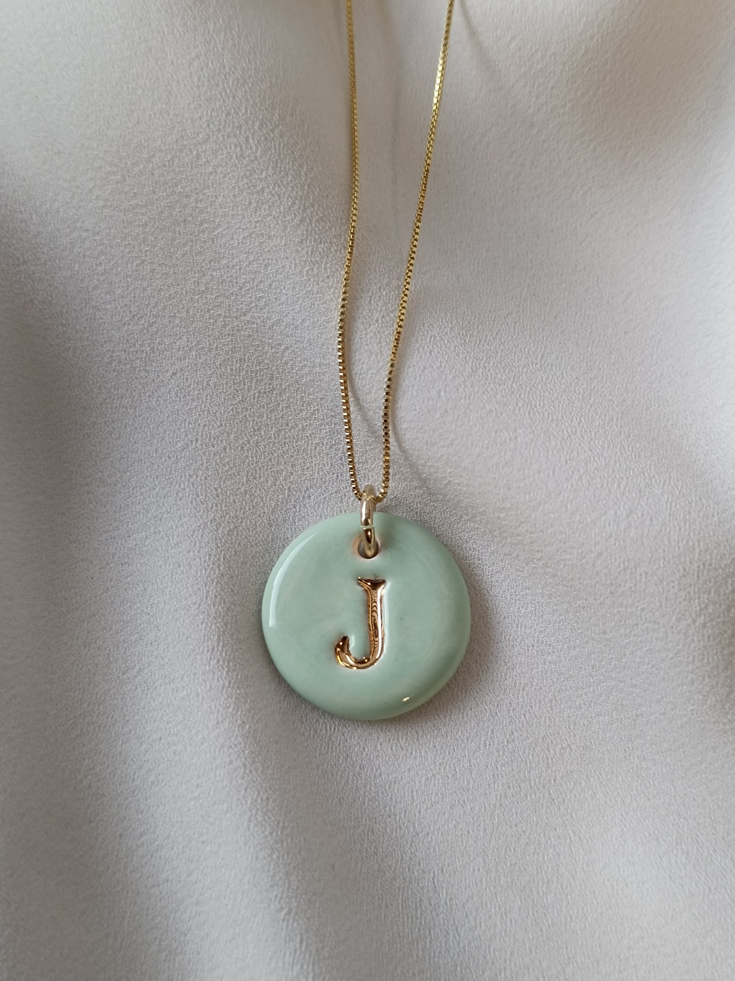 Dije inicial oro