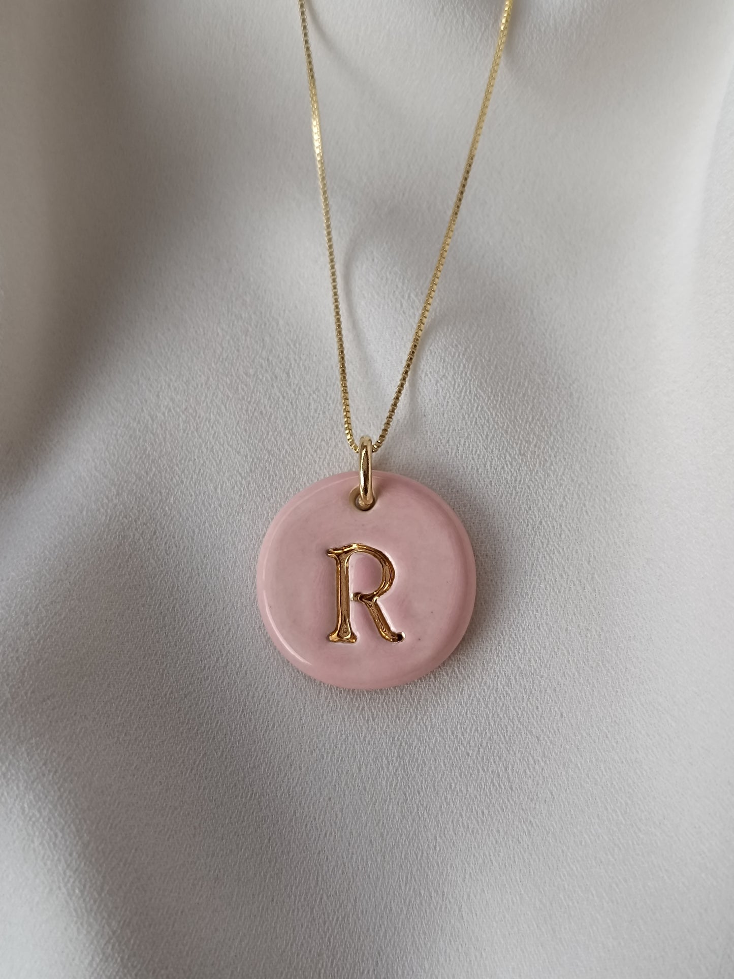 Dije inicial oro