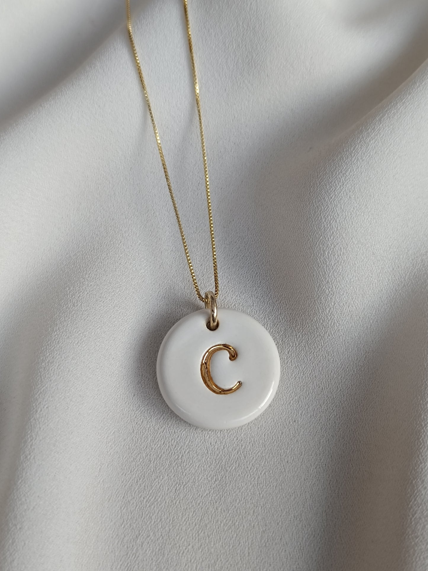 Dije inicial oro