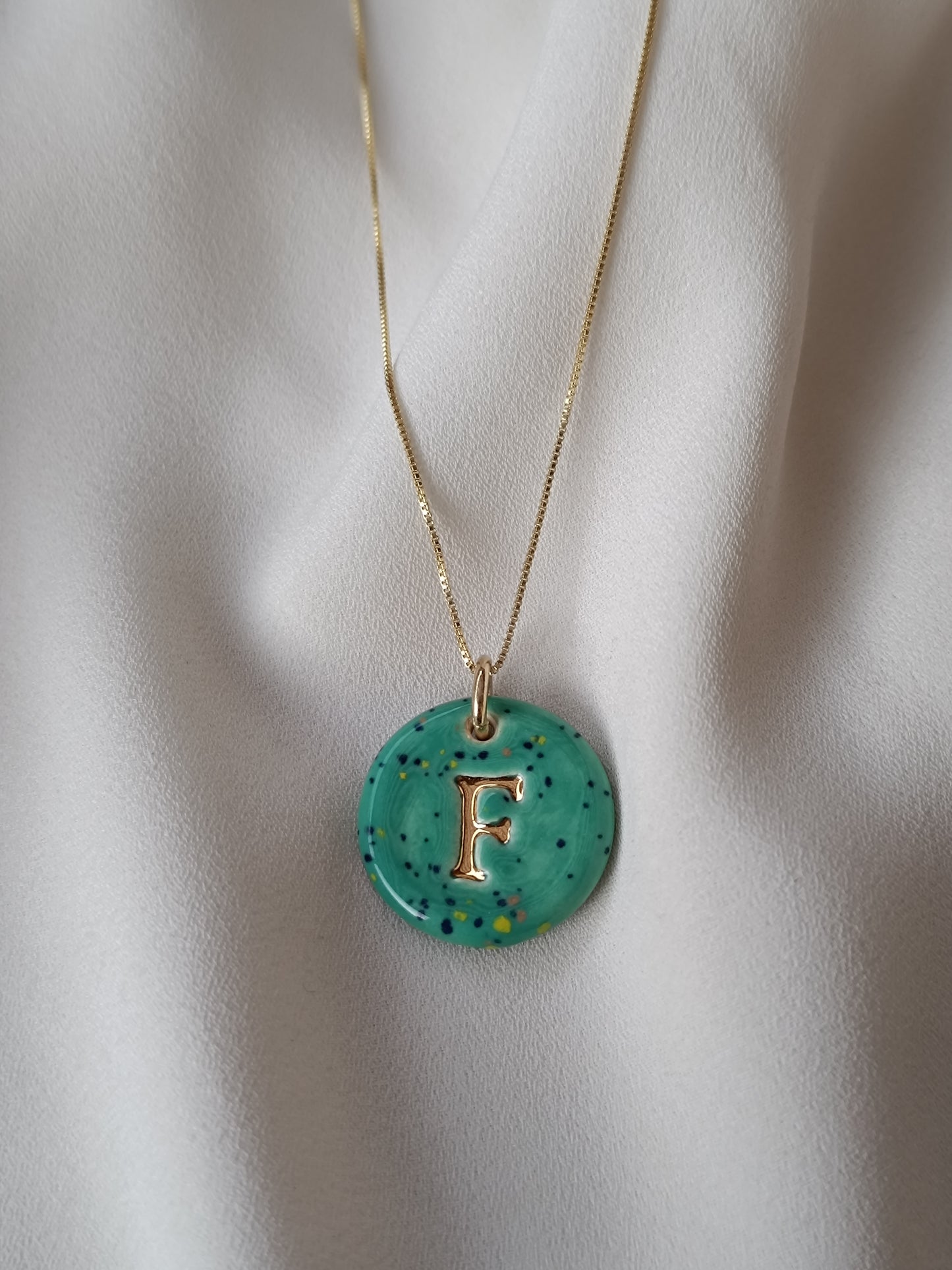Dije inicial oro