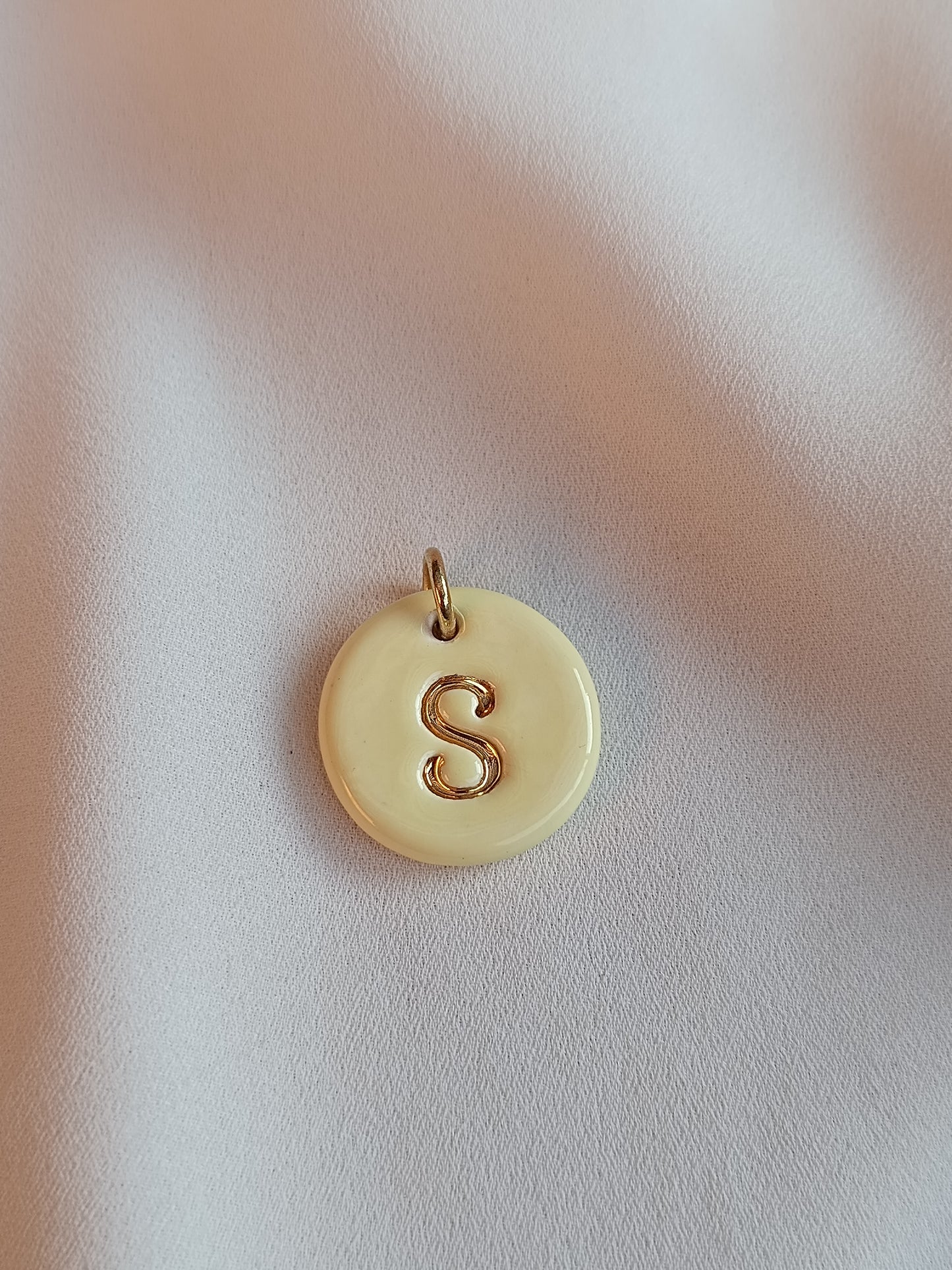 Dije inicial oro